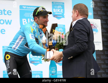 Thomas Voeckler von Pro-Team Direct Energie erhält seine Trophäe auf dem Podium von Welcome to Yorkshire, CEO Sir Gary Verity, nach dem Gewinn der Tour de Yorkshire. Stockfoto