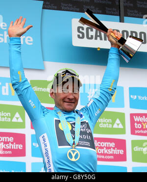 Thomas Voeckler von Pro-Team Direct Energie auf dem Podium nach dem Sieg bei der Tour de Yorkshire. Stockfoto