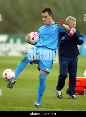 Fußball - FIFA Fußball-Weltmeisterschaft 2006 Qualifikation - Gruppe sechs - England gegen Österreich - England Training - Carrington. Der englische John Terry während des Trainings Stockfoto