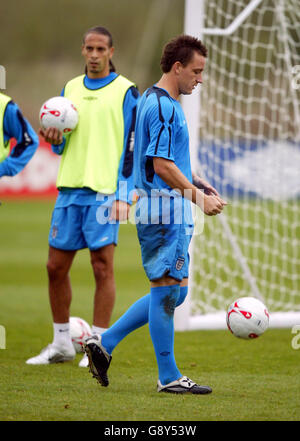 Fußball - FIFA Fußball-Weltmeisterschaft 2006 Qualifikation - Gruppe sechs - England gegen Österreich - England Training - Carrington. Der englische John Terry während des Trainings Stockfoto