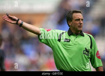 Fußball - FA Barclays Premiership - Wigan Athletic gegen Bolton Wanderers - JJB Stadium. Alan Wiley, Schiedsrichter Stockfoto