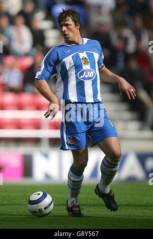 Fußball - FA Barclays Premiership - Wigan Athletic gegen Bolton Wanderers - JJB Stadium. Arjan De Zeeuw, Wigan Athletic Stockfoto