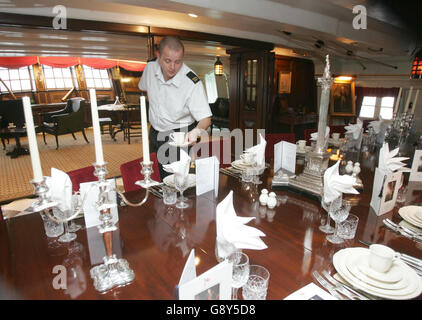 Steward Nick Brier stellt den Tisch mit einem Dinner-Set, das der Marine zum Trafalgar Night Dinner auf der HMS Victory überreicht wird. Das renommierte Keramikunternehmen Wedgwood spendet ein 100-teiliges Set aus seiner Queen's Ware-Serie, um Authentizität zu verleihen, wenn die Queen im Rahmen der Trafalgar Day-Feierlichkeiten an Bord der HMS Victory zu Hause diniert. Siehe PA STORY ROYAL Trafalgar. DRÜCKEN SIE VERBANDSFOTO. DAS FOTO SOLLTE TIM OCKENDEN/PA LAUTEN Stockfoto