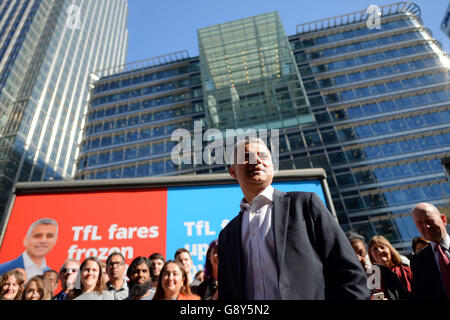 Sadiq Khan, Labours Kandidat für den Bürgermeister von London, spricht vor Labours vier Wahlkampfanzeigen am Montgomery Square in Canary Wharf, London. Stockfoto