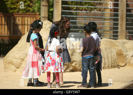 Die Herzogin von Cambridge trifft auf Kinder, während sie den kürzlich enthüllten Magic Garden von Hampton Court sieht, der die offizielle Eröffnung des neuen Kinderspielbereichs des Palastes markiert. Stockfoto