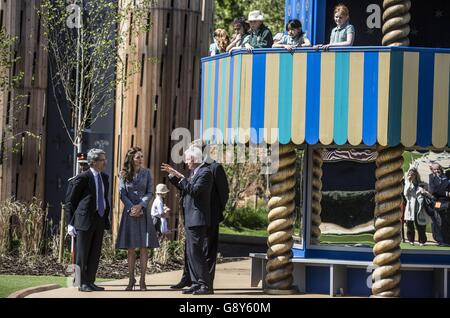 Die Herzogin von Cambridge blickt auf den kürzlich enthüllten Magic Garden von Hampton Court, der die offizielle Eröffnung des neuen Kinderspielbereichs des Palastes markiert. Stockfoto