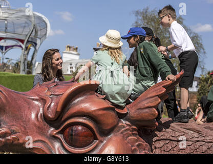 Die Herzogin von Cambridge trifft auf Kinder, während sie den kürzlich enthüllten Magic Garden von Hampton Court sieht, der die offizielle Eröffnung des neuen Kinderspielbereichs des Palastes markiert. Stockfoto