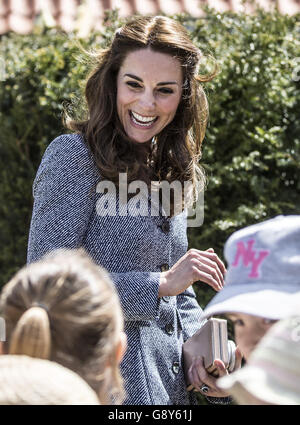 Die Herzogin von Cambridge trifft auf Kinder, während sie den kürzlich enthüllten Magic Garden von Hampton Court sieht, der die offizielle Eröffnung des neuen Kinderspielbereichs des Palastes markiert. Stockfoto