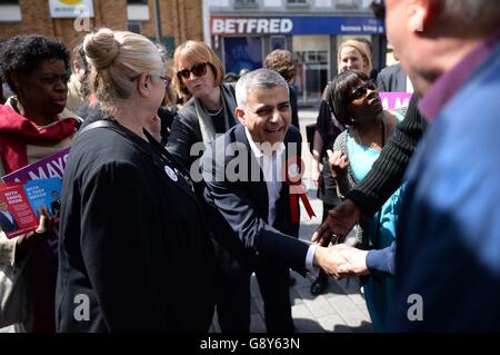 Sadiq Khan, Labours Kandidat für den Bürgermeister von London, trifft auf dem East Street Market in Walworth im Südosten Londons am Vorabend der Wahl bei den Bürgermeisterwahlen auf Käufer und Händler. Stockfoto