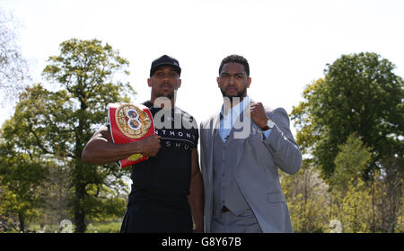 Anthony Joshua und Dominic Breazeale stehen vor der Pressekonferenz im Hilton Syon Park, London, für einen Kopf-an-Kopf-Kopf. Stockfoto