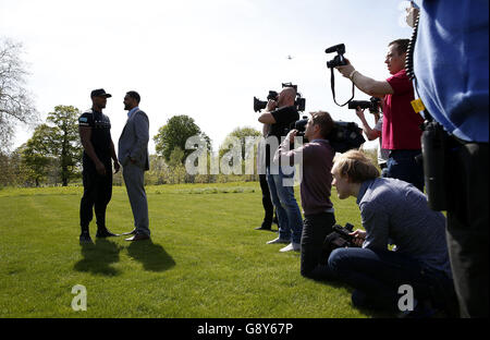 Anthony Joshua und Dominic Breazeale stehen vor der Pressekonferenz im Hilton Syon Park, London, für einen Kopf-an-Kopf-Kopf. Stockfoto