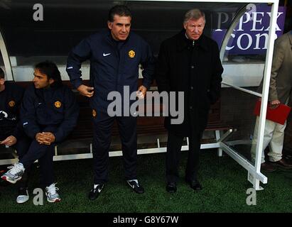 Fußball - FA Barclays Premiership - Fulham / Manchester United - Craven Cottage. Manchester United Manager Sir Alex Ferguson (r) und Assistent Carlos Queiroz Stockfoto