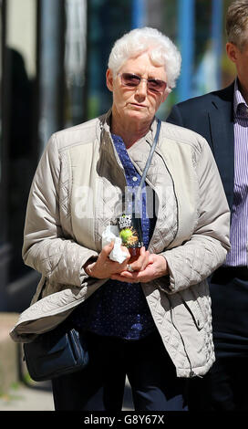 Maureen Lock, Witwe von Donald Lock, kommt am Lewes Crown Court in East Sussex zum Prozess gegen Matthew Daley an, der wegen des Mordes an ihrem Mann angeklagt wird. Stockfoto