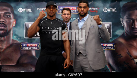 Anthony Joshua und Dominic Breazeale stehen nach der Pressekonferenz im Hilton Syon Park, London, für einen Kopf-an-Kopf-Kampf mit dem Boxpromoter Eddie Hearn. Stockfoto