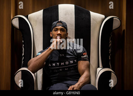 Anthony Joshua posiert nach der Pressekonferenz im Hilton Syon Park, London. Stockfoto