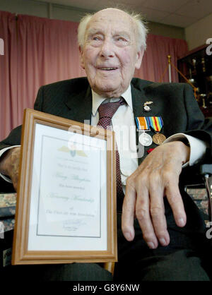 Henry Allingham im Alter von 109 Jahren und Großbritanniens ältester überlebender Veteran des Ersten Weltkriegs, mit der Gedenktafel der Ehrenmitgliedschaft der Fleet Air Arm Association, die er während einer Zeremonie in St. Dunstans in Brighton, East Sussex, erhielt. Heute 6. Oktober 2005 Siehe PA Geschichte VERTEIDIGUNG Veteran PRESSE VERBAND FOTO.BILDNACHWEIS SOLLTE GARETH FULLER / PA LESEN Stockfoto