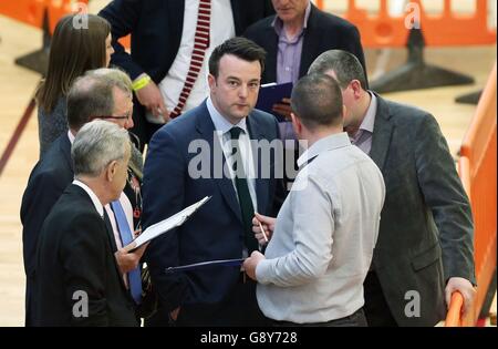 SDLP-Führer Colum Eastwood (Mitte), da die Stimmenauszählung in der Foyle Arena in Londonderry in den Wahlkreisen Foyle und East Londonderry bei den Wahlen zur nordirischen Versammlung fortgesetzt wird. Stockfoto