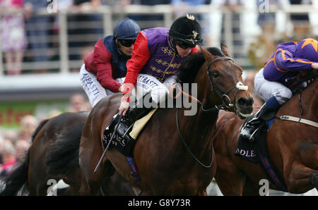 Dartmouth wird von Ryan Moore auf dem Weg zum Sieg in den Boodles Diamond Ormonde Stakes beim Boodles City Day of the Boodles May Festival auf der Rennbahn von Chester geritten. Stockfoto