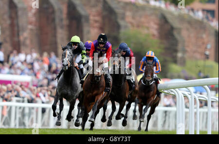 Dartmouth wird von Ryan Moore auf dem Weg zum Sieg in den Boodles Diamond Ormonde Stakes beim Boodles City Day of the Boodles May Festival auf der Rennbahn von Chester geritten. Stockfoto