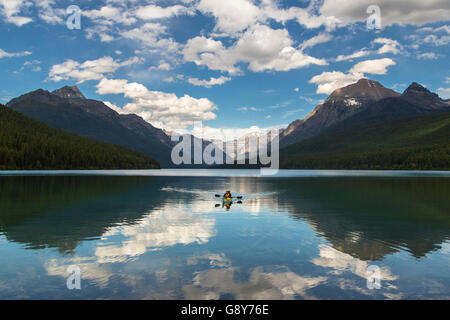 Ein Kajakfahrer Paddel auf Bowman Lake im Glacier National Park in West Glacier, Montana. Stockfoto