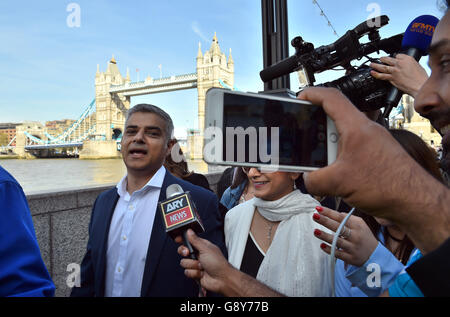 Labour Bürgermeister Anwärter Sadiq Khan und seine Frau Saadiya kommen im Rathaus in London an, während das Zählen auf Stimmen für den Bürgermeister von London und die Londoner Versammlung Wahlen fortsetzt. Stockfoto