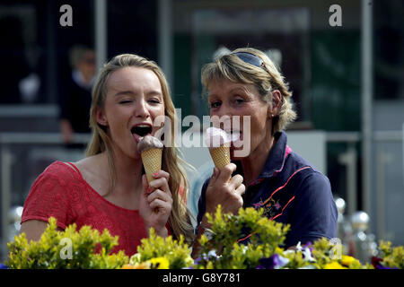 Emily King mit ihrer Mutter Mary King während des dritten Tages der 2016 Mitsubishi Motors Badminton Horse Trials. DRÜCKEN SIE VERBANDSFOTO. Bilddatum: Freitag, 6. Mai 2016. Siehe PA Geschichte REITEN Badminton. Bildnachweis sollte lauten: Steve Parsons/PA Wire Stockfoto