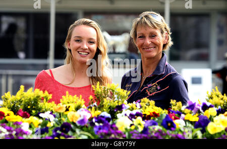 Emily King mit ihrer Mutter Mary King während des dritten Tages der 2016 Mitsubishi Motors Badminton Horse Trials. DRÜCKEN SIE VERBANDSFOTO. Bilddatum: Freitag, 6. Mai 2016. Siehe PA Geschichte REITEN Badminton. Bildnachweis sollte lauten: Steve Parsons/PA Wire Stockfoto