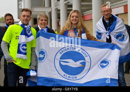 Brighton & Hove Albion Fans draußen vor dem Sky Bet Championship Spiel im Riverside Stadium, Middlesbrough. Stockfoto