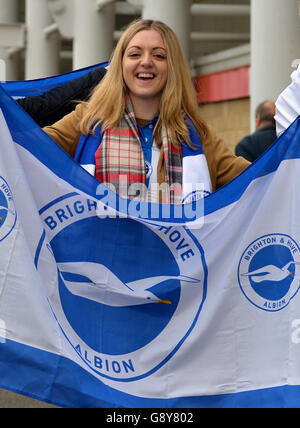 Brighton & Hove Albion Fans draußen vor dem Sky Bet Championship Spiel im Riverside Stadium, Middlesbrough. Stockfoto