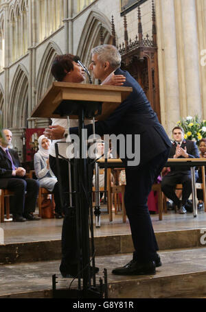 Sadiq Khan wird von baroness Doreen Lawrence in der Southwark Cathedral während der Unterzeichnungszeremonie für den neu gewählten Bürgermeister von London begrüßt. Stockfoto