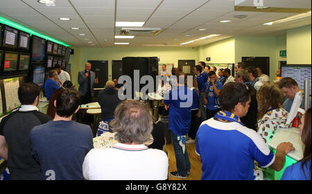 Leicester City Fans Nach Dem Gewinn Der Barclays Premier League 2015-16. Fans hören bei Paddy Power im Stadtzentrum von Leicester ein Q&A mit Paddy Power und dem ehemaligen Spieler von Leicester City, Matt Elliott. Stockfoto