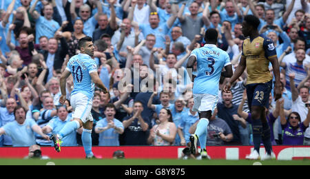 Sergio Aguero von Manchester City (links) feiert das erste Tor seiner Seite beim Spiel der Barclays Premier League im Etihad Stadium in Manchester. Stockfoto