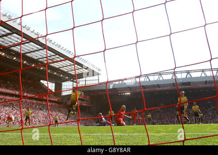 Der Liverpooler Joe Allen (Mitte) erzielt beim Spiel der Barclays Premier League in Anfield, Liverpool, das erste Tor des Spiels. Stockfoto