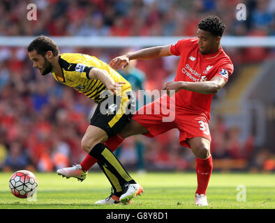 Liverpool - Watford - Barclays Premier League - Anfield. Watfords Mario Suarez (links) und Liverpools Jordan Ibe kämpfen während des Spiels der Barclays Premier League in Anfield, Liverpool, um den Ball. Stockfoto