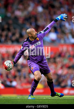 Watford-Torhüter Heurelho Gomes wirft den Ball während des Barclays Premier League-Spiels in Anfield, Liverpool. Stockfoto