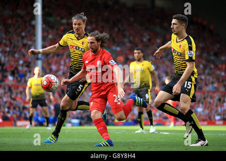 Watfords Sebastian Prodl und Liverpools Joe Allen (Mitte) kämpfen während des Spiels der Barclays Premier League in Anfield, Liverpool, um den Ball. Stockfoto