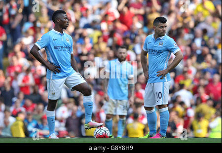 Die Manchester-City-Kelechi Iheanacho (links) und Sergio Aguero stehen nach einem zweiten Tor beim Barclays Premier League-Spiel im Etihad Stadium in Manchester dejctiert. Stockfoto