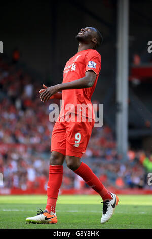 Liverpool - Watford - Barclays Premier League - Anfield. Der Liverpooler Christian Benteke ruht beim Spiel der Barclays Premier League in Anfield, Liverpool, eine verpasste Chance auf das Tor. Stockfoto