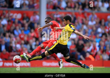 Liverpools Christian Benteke und Watfords Miguel Britos (rechts) kämpfen während des Spiels der Barclays Premier League in Anfield, Liverpool, um den Ball. Stockfoto