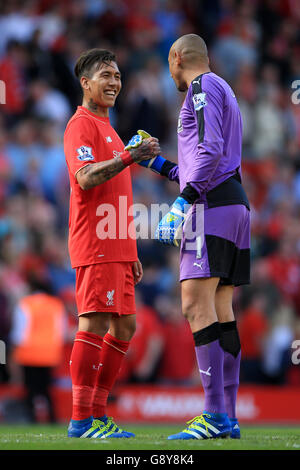 Liverpools Roberto Firmino (links) schüttelt sich nach dem letzten Pfiff während des Spiels der Barclays Premier League in Anfield, Liverpool, die Hände mit Watford-Torwart Heurelho Gomes. Stockfoto