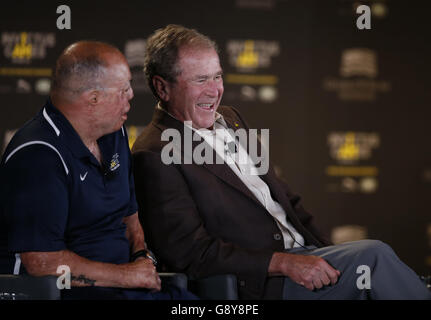 Der ehemalige US-Präsident George W Bush (Mitte) nimmt an dem Symposium über unsichtbare Wunden Teil, das das George W. Bush Institute im Rahmen der Invictus Games im Shades of Green Hotel in Orlando, Florida, präsentierte. Stockfoto