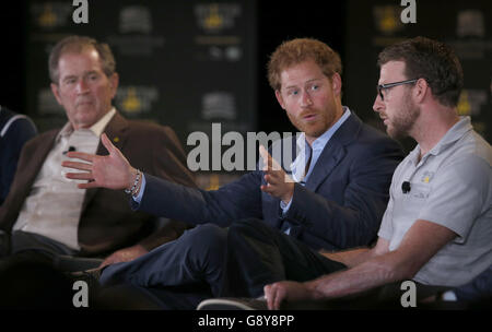 Prinz Harry (Mitte) und der ehemalige US-Präsident George W. Bush (links) nehmen an dem Symposium über unsichtbare Wunden Teil, das das George W. Bush Institute im Rahmen der Invictus Games im Shades of Green Hotel in Orlando, Florida, präsentierte. Stockfoto