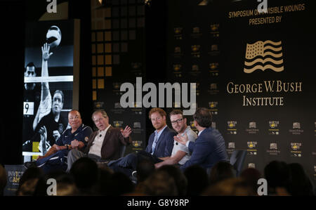 Prinz Harry (Mitte) und der ehemalige US-Präsident George W. Bush (zweite links) nehmen am Symposium über unsichtbare Wunden Teil, das vom George W. Bush Institut im Rahmen der Invictus Games im Shades of Green Hotel in Orlando, Florida, präsentiert wurde. Stockfoto