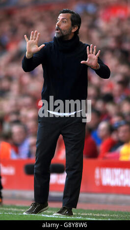 Liverpool - Watford - Barclays Premier League - Anfield. Watford-Managerin Quique Sanchez Flores zeigt sich während des Spiels der Barclays Premier League in Anfield, Liverpool, auf der Touchline. Stockfoto