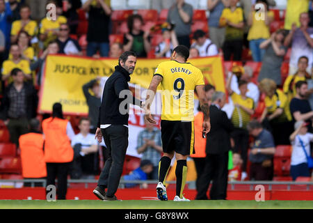 Watford-Managerin Quique Sanchez Flores mit Troy Deeney (rechts) nach dem letzten Pfiff während des Spiels der Barclays Premier League in Anfield, Liverpool. Stockfoto