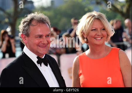 Hugh Bonneville (links) und Lulu Williams bei den House of Fraser BAFTA TV Awards 2016 in der Royal Festival Hall, Southbank, London. Stockfoto