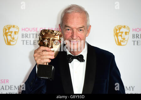 Jon Snow erhält den Preis für die beste Nachrichtenberichterstattung im Namen von Channel 4 während der House of Fraser BAFTA TV Awards 2016 in der Royal Festival Hall, Southbank, London. Stockfoto