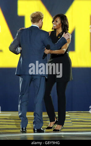 Prinz Harry begrüßt First Lady Michelle Obama auf der Bühne während der Eröffnungszeremonie der Invictus Games 2016 in der ESPN Wide World of Sports in Orlando, Florida. Stockfoto