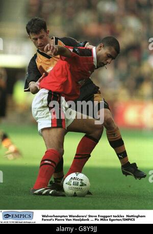 Pierre Van Hooijdonk von Nottingham Forest (vorne) schützt den Ball vor Wolverhampton Wanderers' Steve Froggatt (Rückseite) Stockfoto