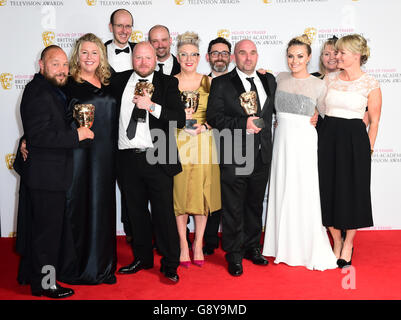 Besetzung und Crew von „This is England '90“, darunter Stephen Graham (links), Mark Herbert, Jack Thorne, Rebekah Wray-Rogers, Shane Meadows (vierter von rechts) und Chanel Cresswell (dritter von rechts), Gewinner der besten Mini-Serie, während der House of Fraser BAFTA TV Awards 2016 in der Royal Festival Hall, Southbank, London. DRÜCKEN SIE VERBANDSFOTO. Bilddatum: Sonntag, 8. Mai 2016. Siehe PA Story SHOWBIZ BAFTA. Das Foto sollte lauten: Ian West/PA Wire Stockfoto
